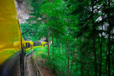 Muhteşem şelalesi ve arka planında İsviçre Alpleri olan ünlü Lauterbrunnen Vadisi, Berner Oberland, İsviçre, Avrupa.