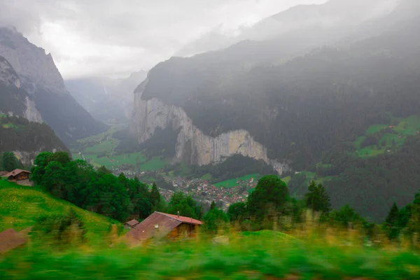 背景には豪華な滝とスイスアルプスを持つ有名なラウターブルネン渓谷 ベルナー オーバーランド スイス ヨーロッパ — ストック写真