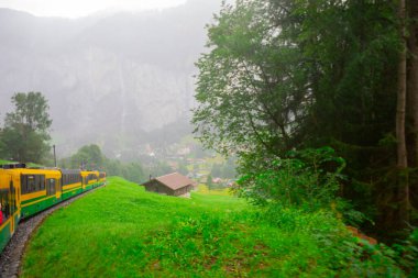 Lauterbrunnen Vadisi, Lauterbrunnen Köyü, Staubbach Sonbaharı ve İsviçre Alpleri 'ndeki Lauterbrunnen Duvarı..