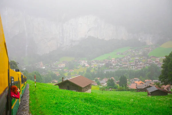 ラウターブルネン渓谷 ラウターブルネン村 シュタウバッハの滝 スイスアルプスのラウターブルネンの壁 スイス — ストック写真