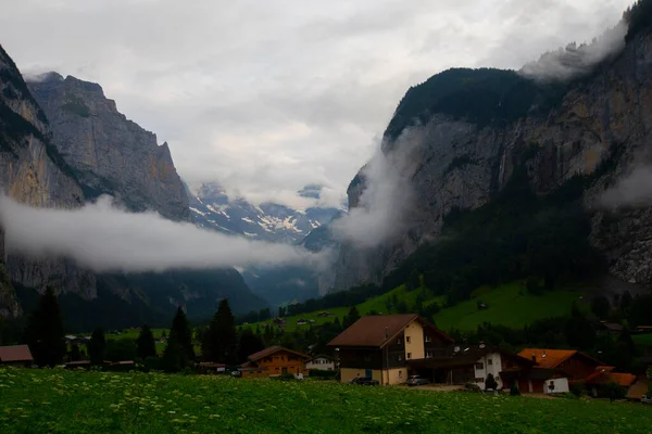 Wengernalp Demiryolu Ndan Lauterbrunnen Vadisi Manzarası — Stok fotoğraf