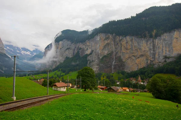 一个凉爽多雾的夏日 云彩滚进了瑞士的劳特布鲁南山谷 — 图库照片