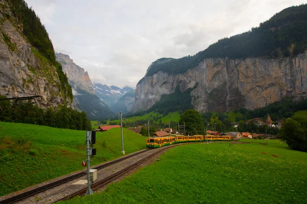 Sval Dimmig Sommardag När Molnen Rullar Lauterbrunnen Valley Schweiz — Stockfoto