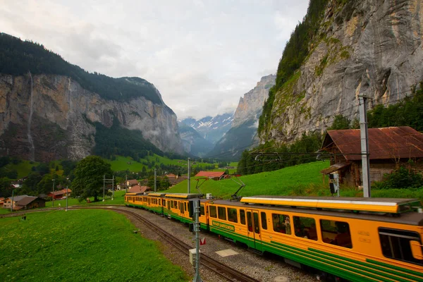 Dia Fresco Verão Enevoado Como Nuvens Rolam Lauterbrunnen Valley Suíça — Fotografia de Stock