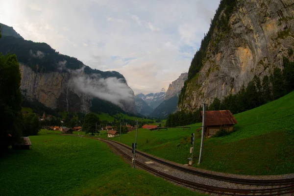 Cool Misty Summer Day Clouds Roll Lauterbrunnen Valley Switzerland — Stock Photo, Image