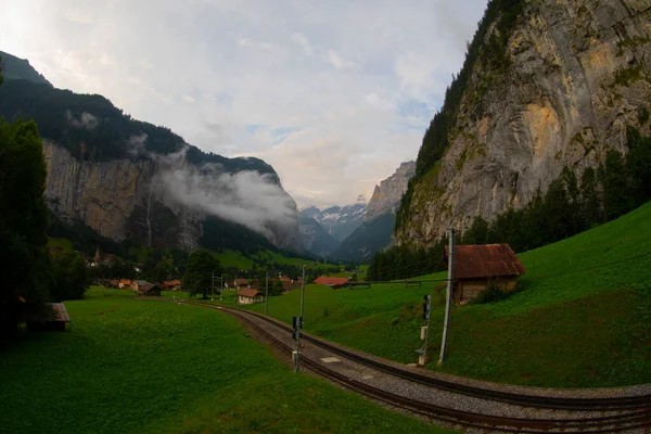 Chłodny Mglisty Letni Dzień Gdy Chmury Spływają Doliny Lauterbrunnen Szwajcarii — Zdjęcie stockowe