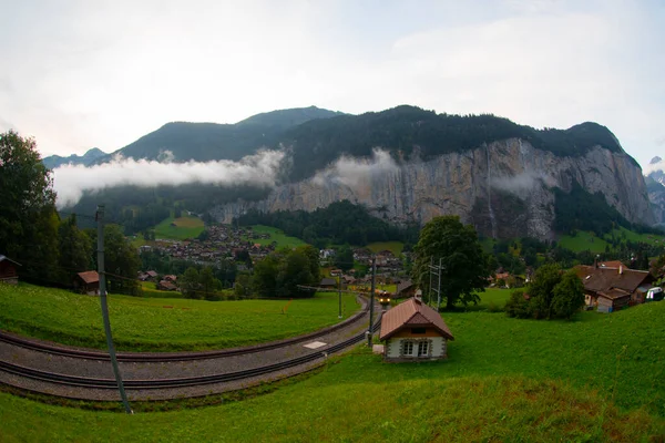 Bulutlar Sviçre Deki Lauterbrunnen Vadisi Yuvarlanırken Serin Sisli Bir Yaz — Stok fotoğraf