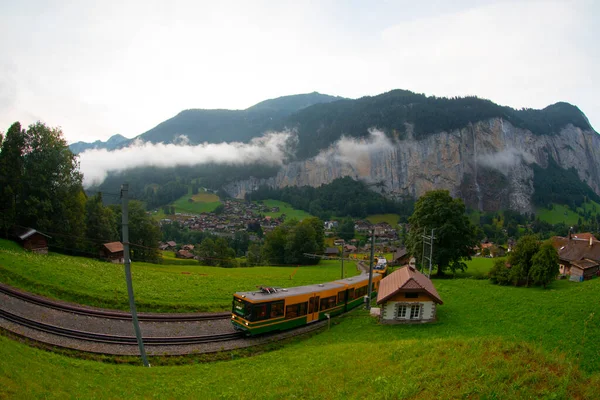 Cool Misty Summer Day Clouds Roll Lauterbrunnen Valley Switzerland — Stock Photo, Image