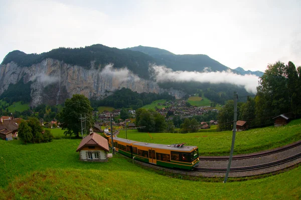 Sval Dimmig Sommardag När Molnen Rullar Lauterbrunnen Valley Schweiz — Stockfoto