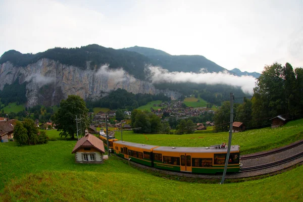 Sval Dimmig Sommardag När Molnen Rullar Lauterbrunnen Valley Schweiz — Stockfoto