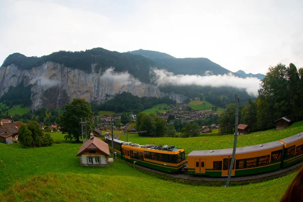 Cool Misty Summer Day Clouds Roll Lauterbrunnen Valley Switzerland — Stock Photo, Image