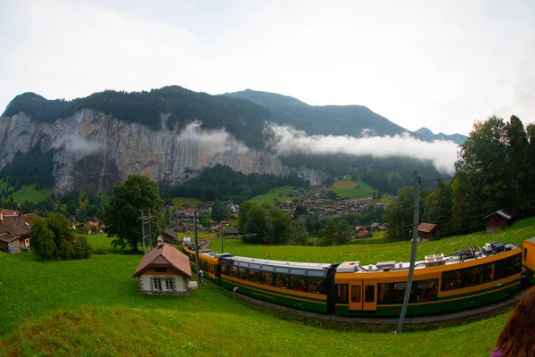 Cool Misty Summer Day Clouds Roll Lauterbrunnen Valley Switzerland — Stock Photo, Image