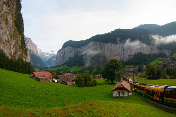 Cool Misty Summer Day Clouds Roll Lauterbrunnen Valley Switzerland — Stock Photo, Image