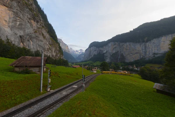 Cool Misty Summer Day Clouds Roll Lauterbrunnen Valley Switzerland — Stock Photo, Image