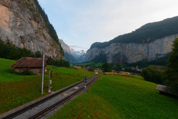 Sval Dimmig Sommardag När Molnen Rullar Lauterbrunnen Valley Schweiz — Stockfoto