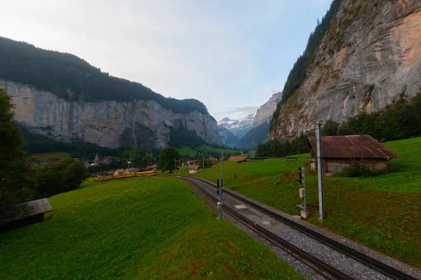 Cool Misty Summer Day Clouds Roll Lauterbrunnen Valley Switzerland — Stock Photo, Image