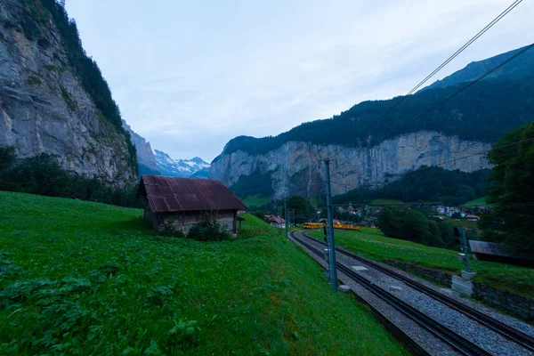 Sval Dimmig Sommardag När Molnen Rullar Lauterbrunnen Valley Schweiz — Stockfoto