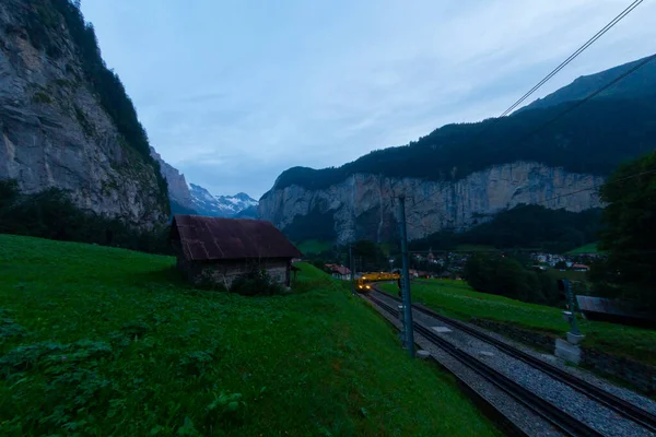 一个凉爽多雾的夏日 云彩滚进了瑞士的劳特布鲁南山谷 — 图库照片