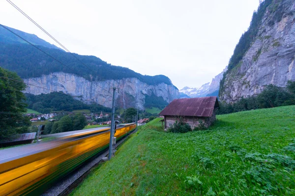 Cool Misty Summer Day Clouds Roll Lauterbrunnen Valley Switzerland — Stock Photo, Image