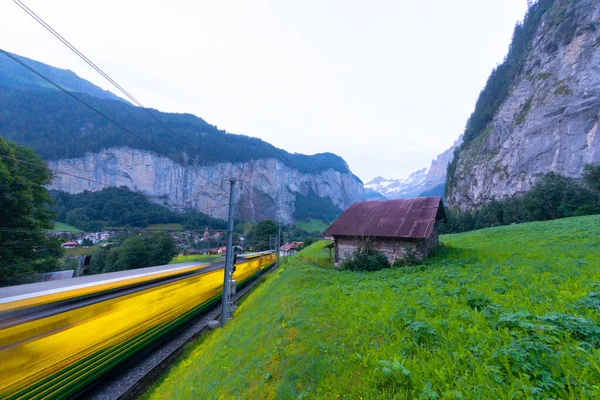 Chladný Mlhavý Letní Den Kdy Mraky Valí Údolí Lauterbrunnen Švýcarsku — Stock fotografie