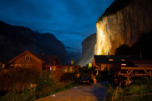 一个凉爽多雾的夏日 云彩滚进了瑞士的劳特布鲁南山谷 — 图库照片