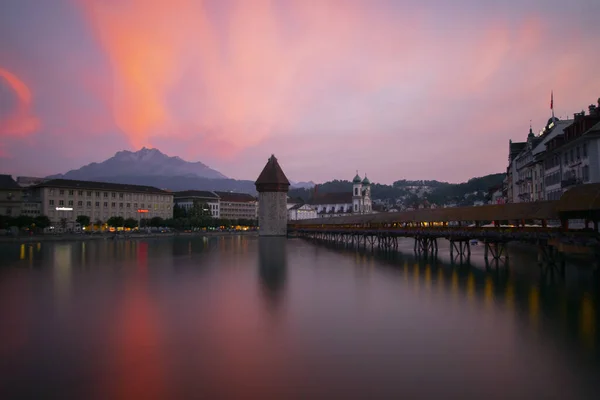 Malownicze Miasto Zabytkowy Widok Centrum Lucerny Słynnym Mostem Kaplicy Jeziorem — Zdjęcie stockowe