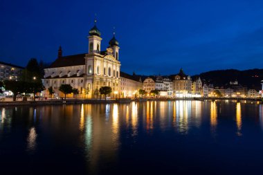Lucerne 'nin ünlü Chapel Köprüsü ve Lucerne Gölü (Vierwaldstattersee), Lucerne Kantonu, İsviçre