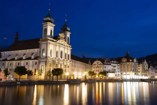 Lucerne 'nin ünlü Chapel Köprüsü ve Lucerne Gölü (Vierwaldstattersee), Lucerne Kantonu, İsviçre