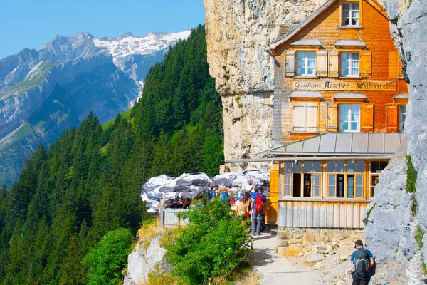 Casa Huéspedes Aescher Wildkirchli Bajo Acantilado Montaña Ebenalp Suiza Una — Foto de Stock