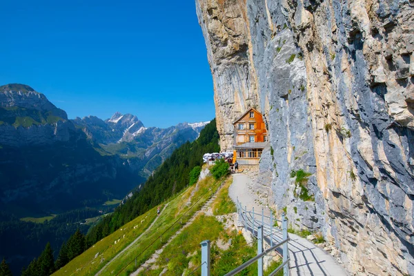 Pensjonat Aescher Wildkirchli Pod Klifem Górze Ebenalp Szwajcarii Jest Zdjęcie — Zdjęcie stockowe