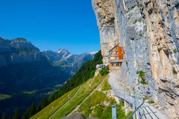 Casa Huéspedes Aescher Wildkirchli Bajo Acantilado Montaña Ebenalp Suiza Una — Foto de Stock