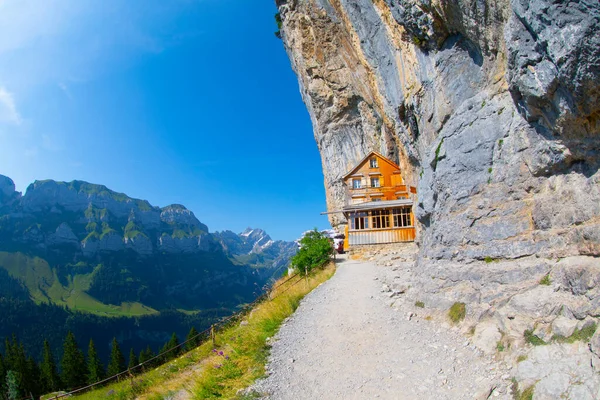 Pensjonat Aescher Wildkirchli Pod Klifem Górze Ebenalp Szwajcarii Jest Zdjęcie — Zdjęcie stockowe