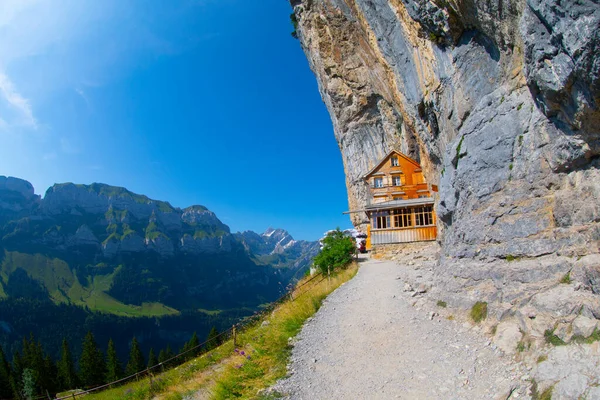 Pensjonat Aescher Wildkirchli Pod Klifem Górze Ebenalp Szwajcarii Jest Zdjęcie — Zdjęcie stockowe