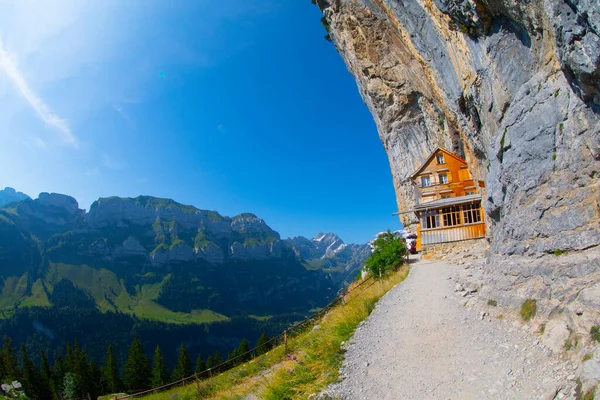 Pensjonat Aescher Wildkirchli Pod Klifem Górze Ebenalp Szwajcarii Jest Zdjęcie — Zdjęcie stockowe