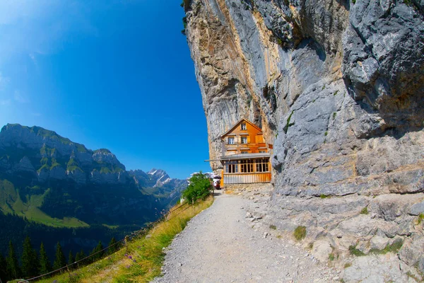 Pensjonat Aescher Wildkirchli Pod Klifem Górze Ebenalp Szwajcarii Jest Zdjęcie — Zdjęcie stockowe