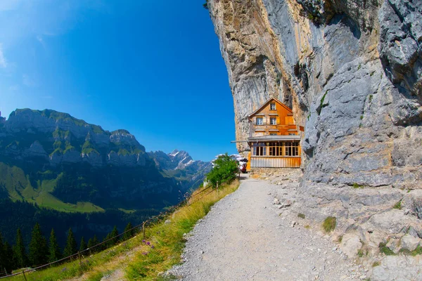 Pensjonat Aescher Wildkirchli Pod Klifem Górze Ebenalp Szwajcarii Jest Zdjęcie — Zdjęcie stockowe