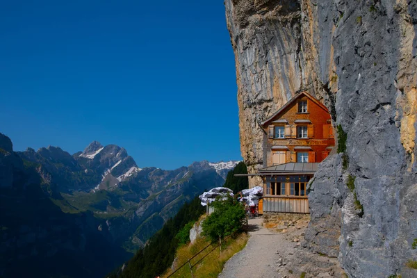 Casa Huéspedes Aescher Wildkirchli Bajo Acantilado Montaña Ebenalp Suiza Una — Foto de Stock