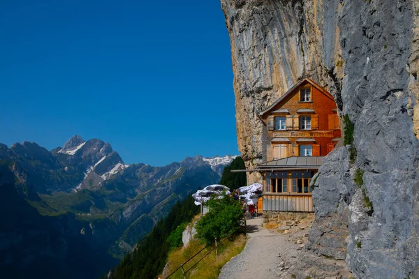 Casa Huéspedes Aescher Wildkirchli Bajo Acantilado Montaña Ebenalp Suiza Una — Foto de Stock