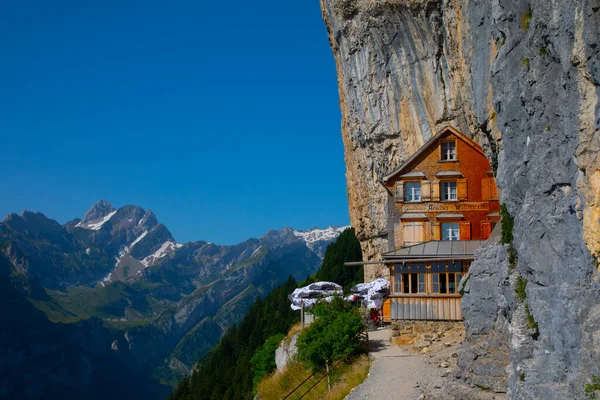 Casa Huéspedes Aescher Wildkirchli Bajo Acantilado Montaña Ebenalp Suiza Una — Foto de Stock