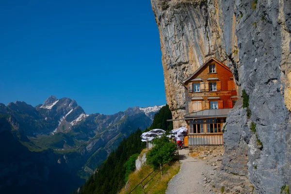 Casa Huéspedes Aescher Wildkirchli Bajo Acantilado Montaña Ebenalp Suiza Una — Foto de Stock