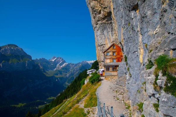 Pensjonat Aescher Wildkirchli Pod Klifem Górze Ebenalp Szwajcarii Jest Zdjęcie — Zdjęcie stockowe