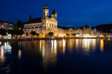 Jesuitenkirche Kilisesi 'nin inanılmaz akşam manzarası. Lucerne 'in muhteşem sonbahar şehri. İsviçre, Avrupa 'nın göz kamaştırıcı dış manzarası. Seyahat konsepti arka planı.