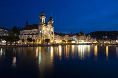 Jesuitenkirche Kilisesi 'nin inanılmaz akşam manzarası. Lucerne 'in muhteşem sonbahar şehri. İsviçre, Avrupa 'nın göz kamaştırıcı dış manzarası. Seyahat konsepti arka planı.