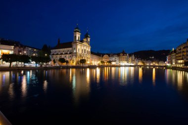 Jesuitenkirche Kilisesi 'nin inanılmaz akşam manzarası. Lucerne 'in muhteşem sonbahar şehri. İsviçre, Avrupa 'nın göz kamaştırıcı dış manzarası. Seyahat konsepti arka planı.