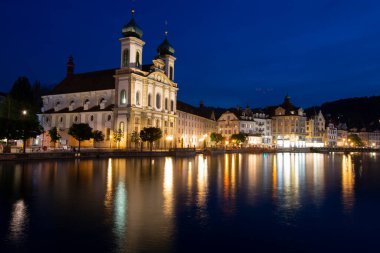 Jesuitenkirche Kilisesi 'nin inanılmaz akşam manzarası. Lucerne 'in muhteşem sonbahar şehri. İsviçre, Avrupa 'nın göz kamaştırıcı dış manzarası. Seyahat konsepti arka planı.