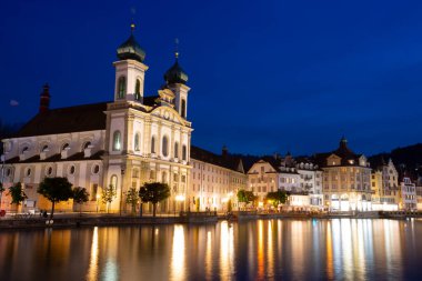 Jesuitenkirche Kilisesi 'nin inanılmaz akşam manzarası. Lucerne 'in muhteşem sonbahar şehri. İsviçre, Avrupa 'nın göz kamaştırıcı dış manzarası. Seyahat konsepti arka planı.