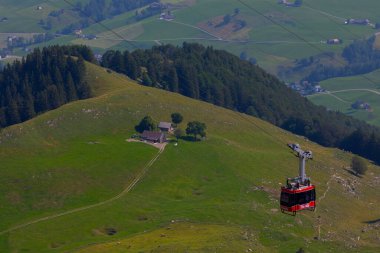 İsviçre 'nin Ebenalp, İsviçre' deki Appenzell yakınlarındaki Seealpsee Gölü 