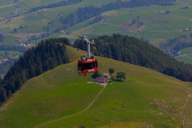 İsviçre 'nin Ebenalp, İsviçre' deki Appenzell yakınlarındaki Seealpsee Gölü 