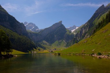 İsviçre 'nin Ebenalp, İsviçre' deki Appenzell yakınlarındaki Seealpsee Gölü 