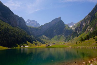 İsviçre 'nin Ebenalp, İsviçre' deki Appenzell yakınlarındaki Seealpsee Gölü 